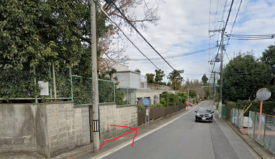 すると、すぐに鷹峯源光庵前バス停が見えてきます。
