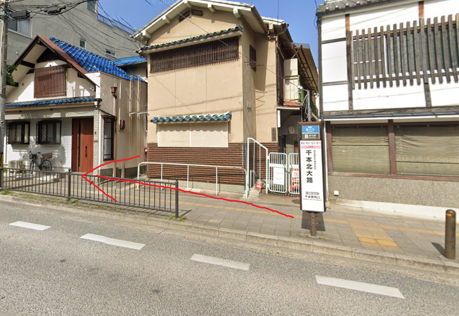 千本北大路バス停に着いたら、北方向に進みます。北方向は、バスの進行方向の逆側になります。