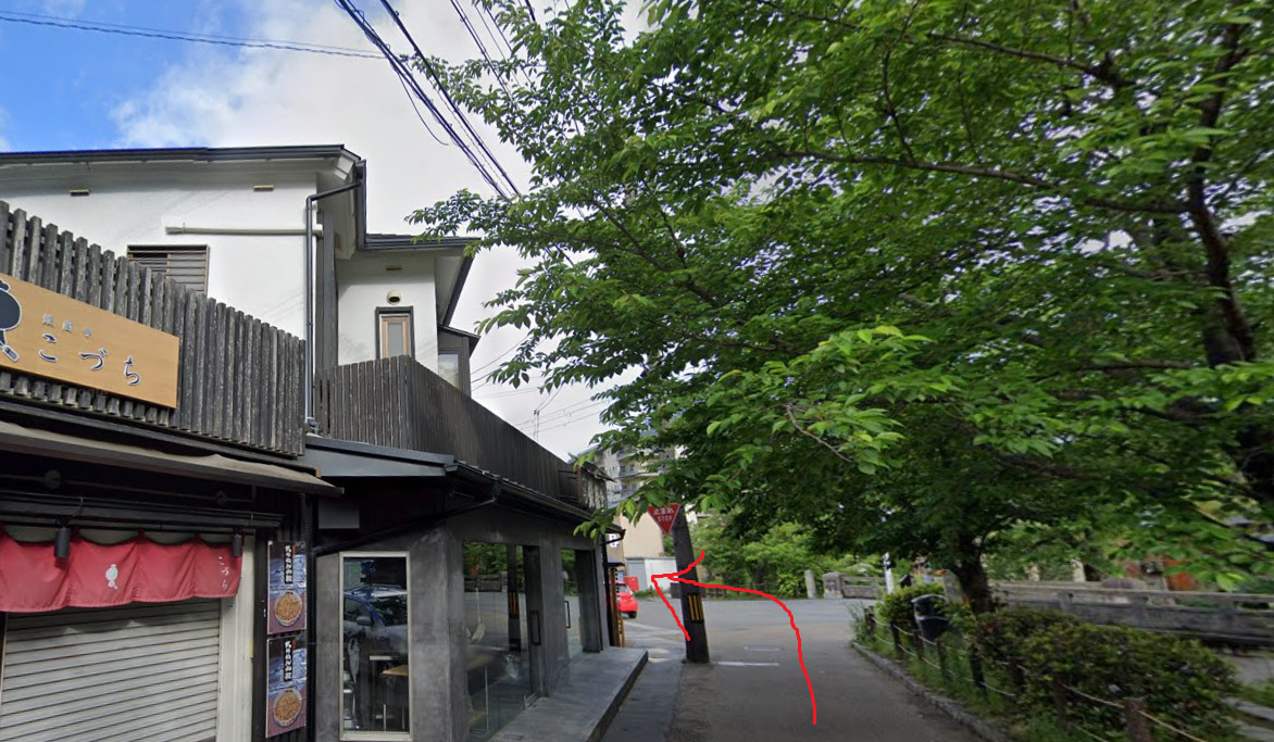 哲学の道の北の端の、銀閣寺橋を左方向に進みます。