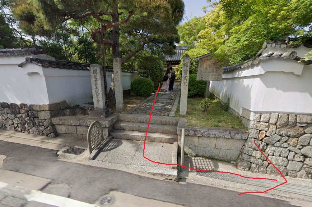 源光庵から出て、左折してください。