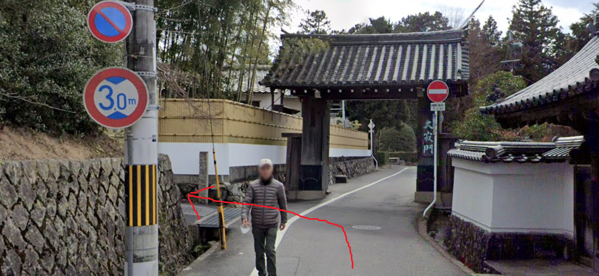 約300ｍ先を左折します。