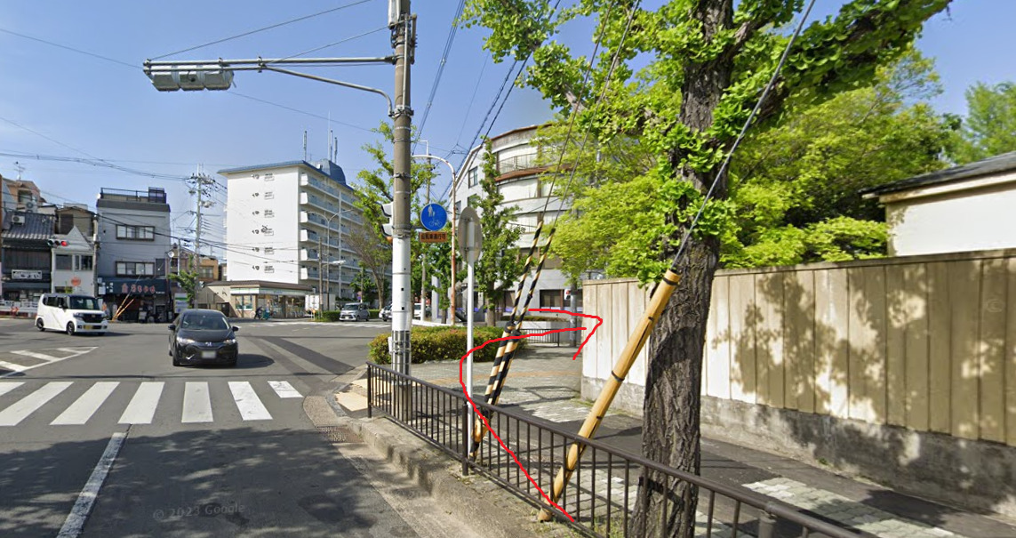 約50ｍ先の信号を右折します。