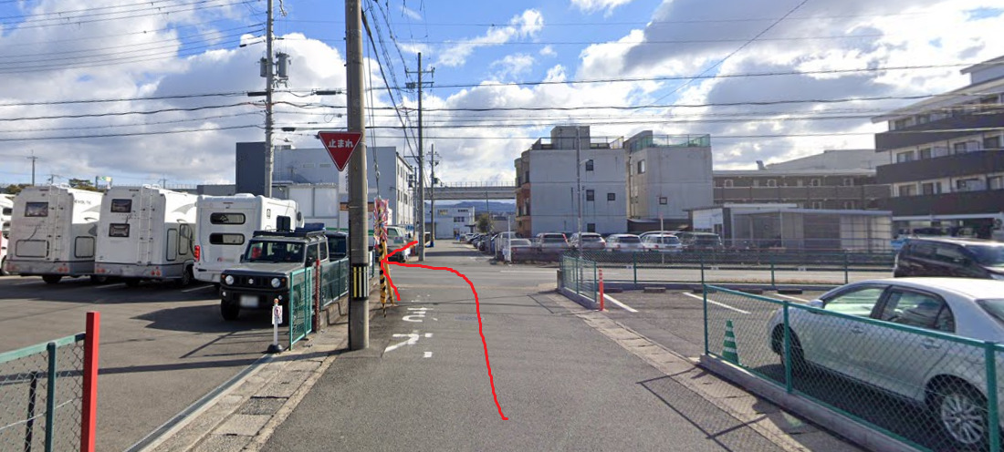さらに、一つ目の交差点を左折します。