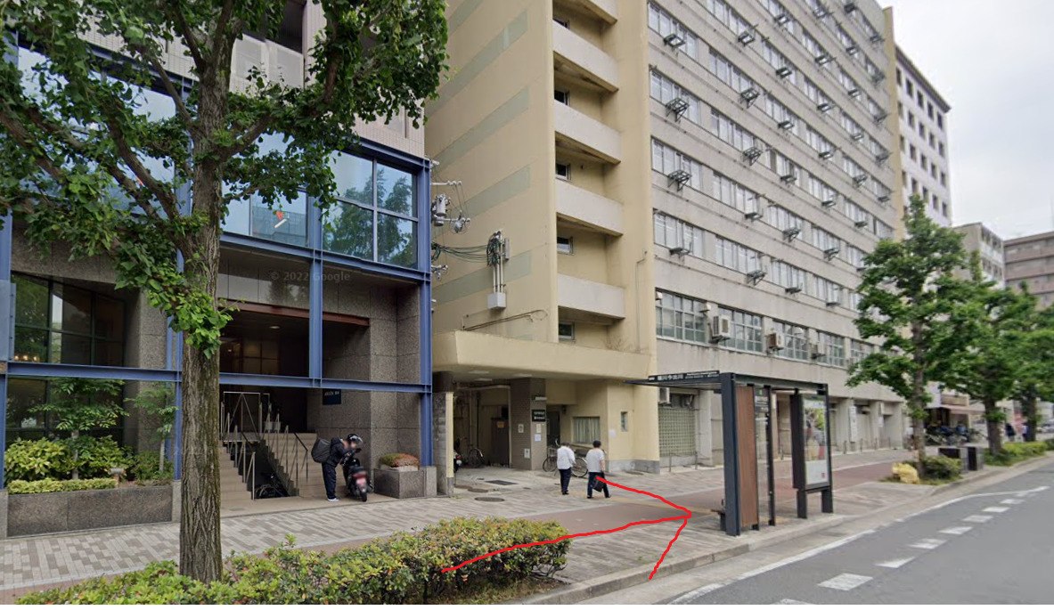 すぐに、堀川今出川バス停が見えてきます。