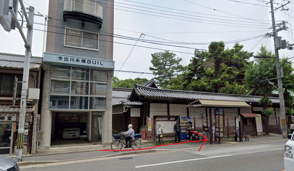 すぐに、堀川今出川バス停が見えてきます。