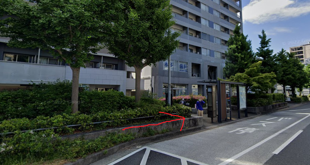 すぐに四条堀川バス停が見えてきます。