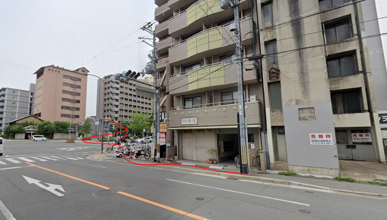 すぐに広い道と交わりますので、横断歩道を渡り、右折します。