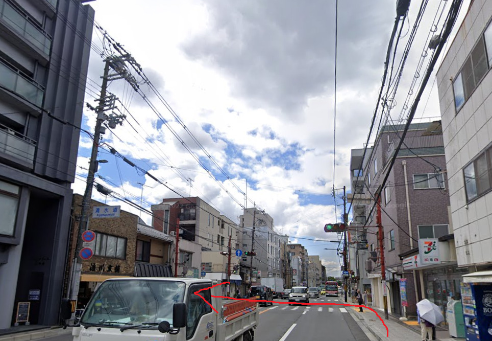 すぐの信号を左折します。