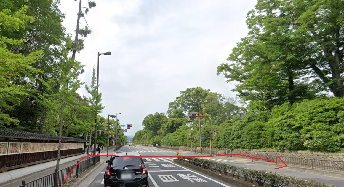 すぐの横断歩道を渡り、右折します。