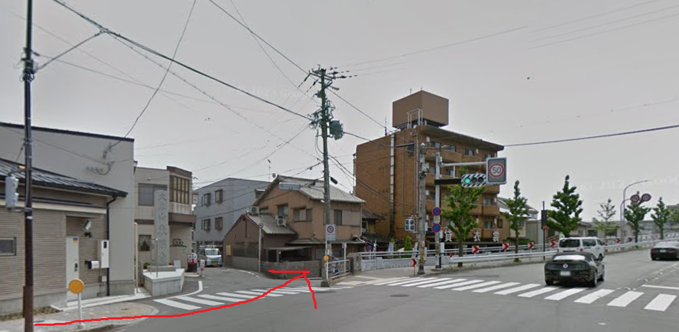 すぐを、側道方面に進みます。