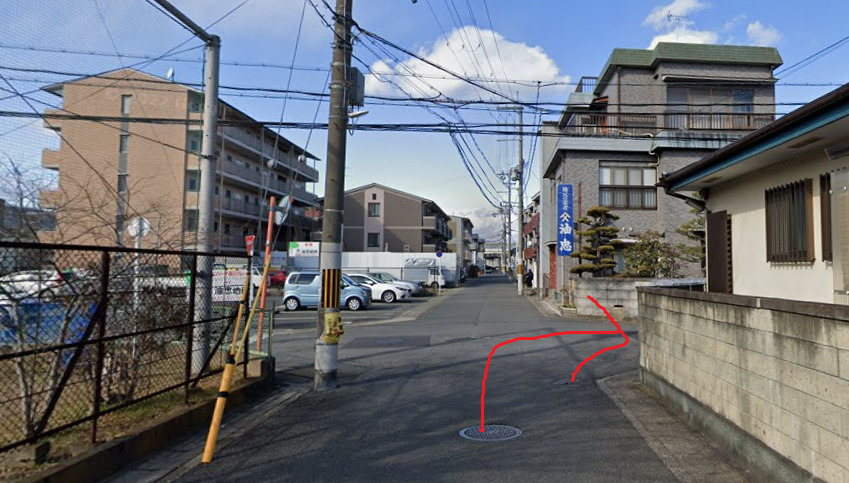 すぐを右折します。