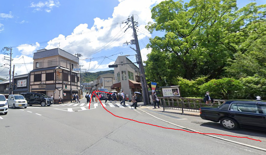 すぐを右方向に進みます。