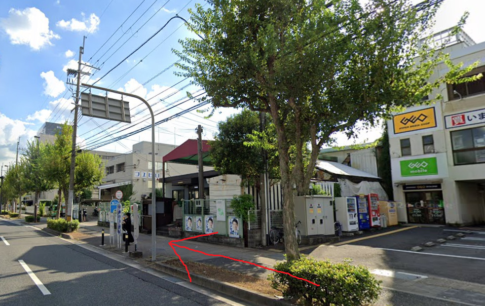 すぐ右側に、城南宮東口バス停が見えてきます。