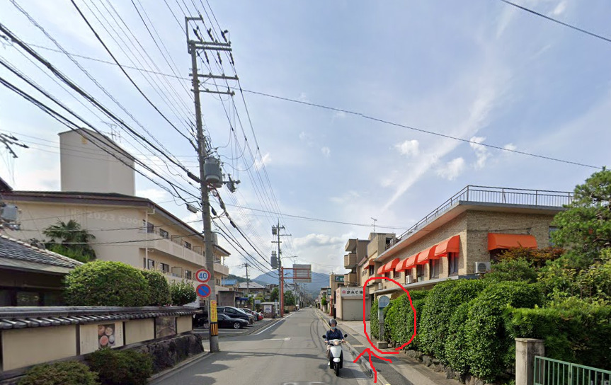 すぐ右側に、松尾大社前バス停が見えてきます。
