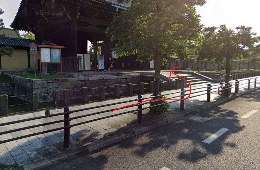 すぐ左側に東寺南大門が見えてきますので、門をくぐり、東寺へ到着です。