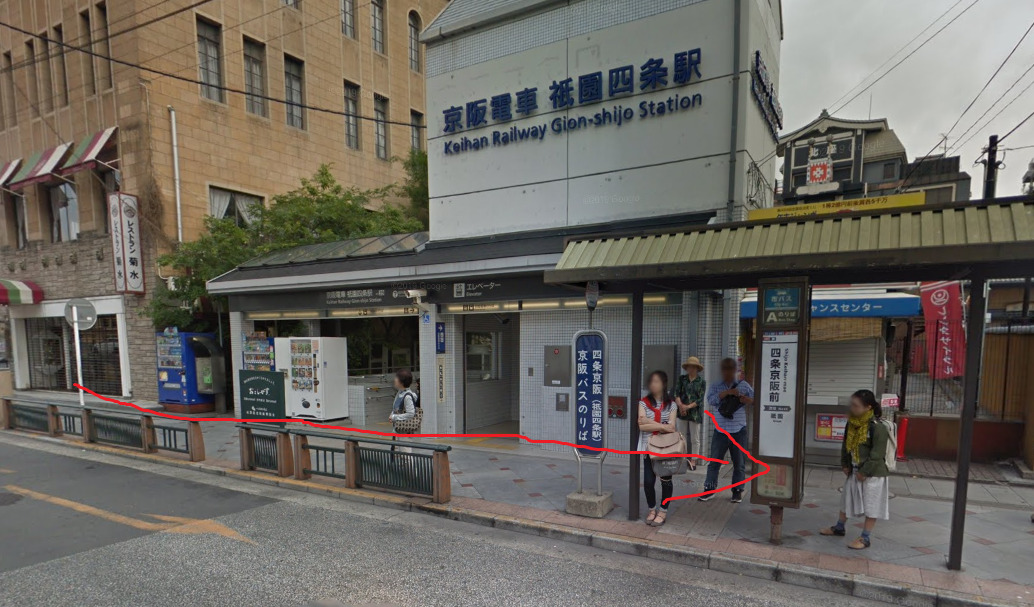 すると、すぐに四条京阪前バス停が見えてきます。