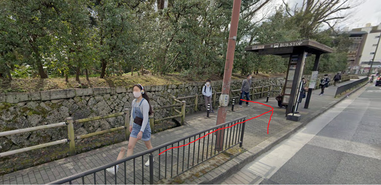すると、すぐに烏丸今出川バス停が見えてきます。