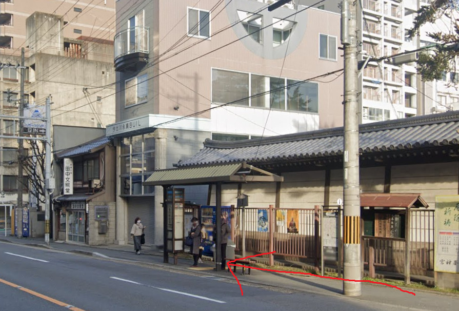 すると、すぐ右側に堀川今出川バス停が見えてきます。