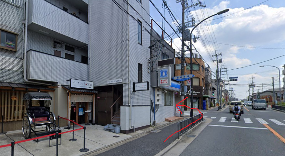 そして、すぐの信号を左折します。
