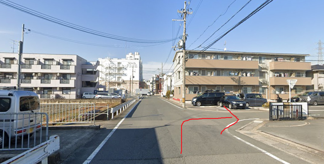そして、すぐを右折です。