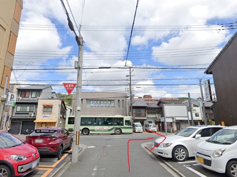 そして、突き当りを右折します。