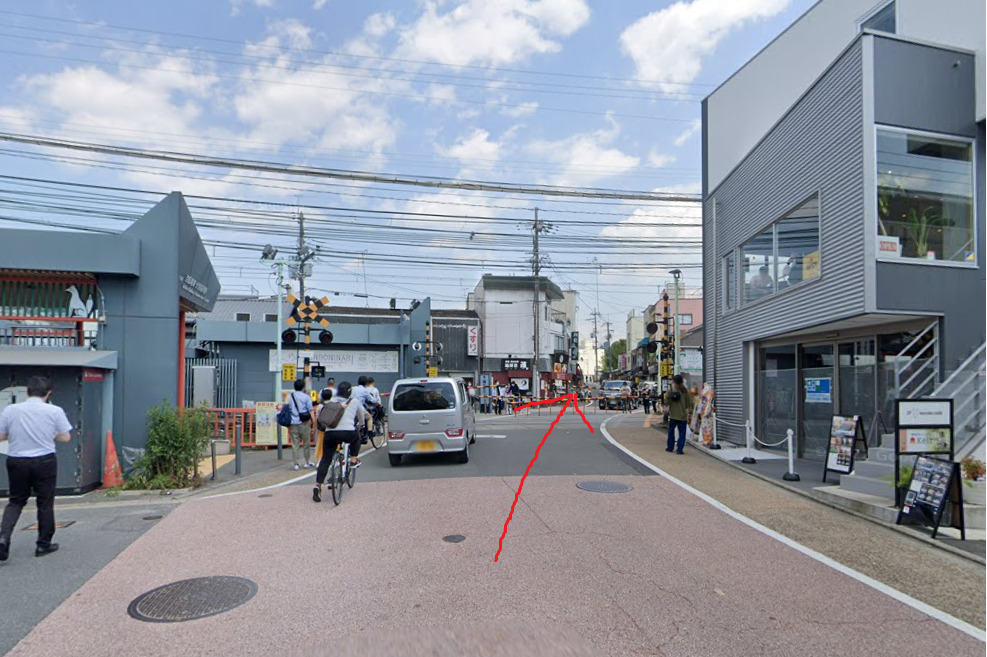 伏見稲荷駅が見えてきますが、直進します。