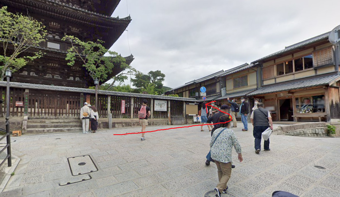 八坂の塔から、東方向に進みます。