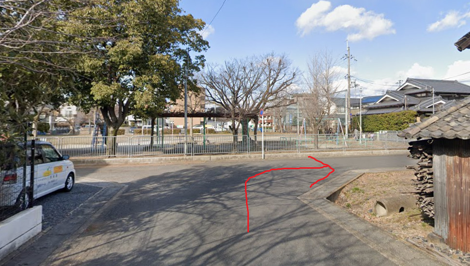 内畑児童公園を右折します。