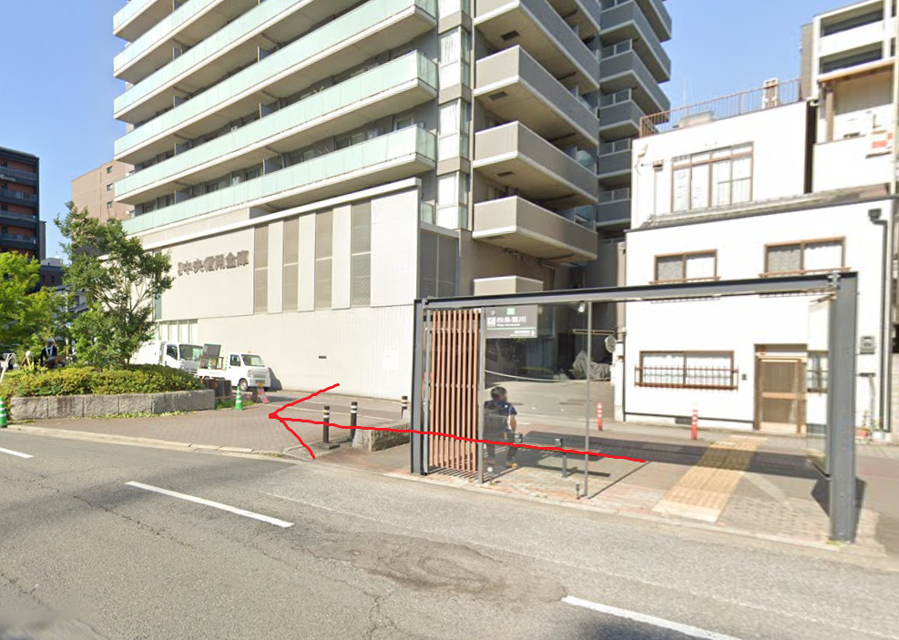 四条堀川バス停に着いたら、北方向に進みます。北方向は、バスの進行方向になります。