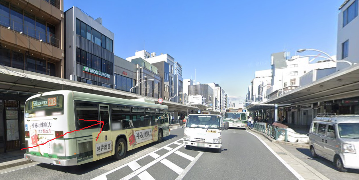 四条河原町バス停に着いたら、西方向に進みます。西方向は、バスの進行方向になります。