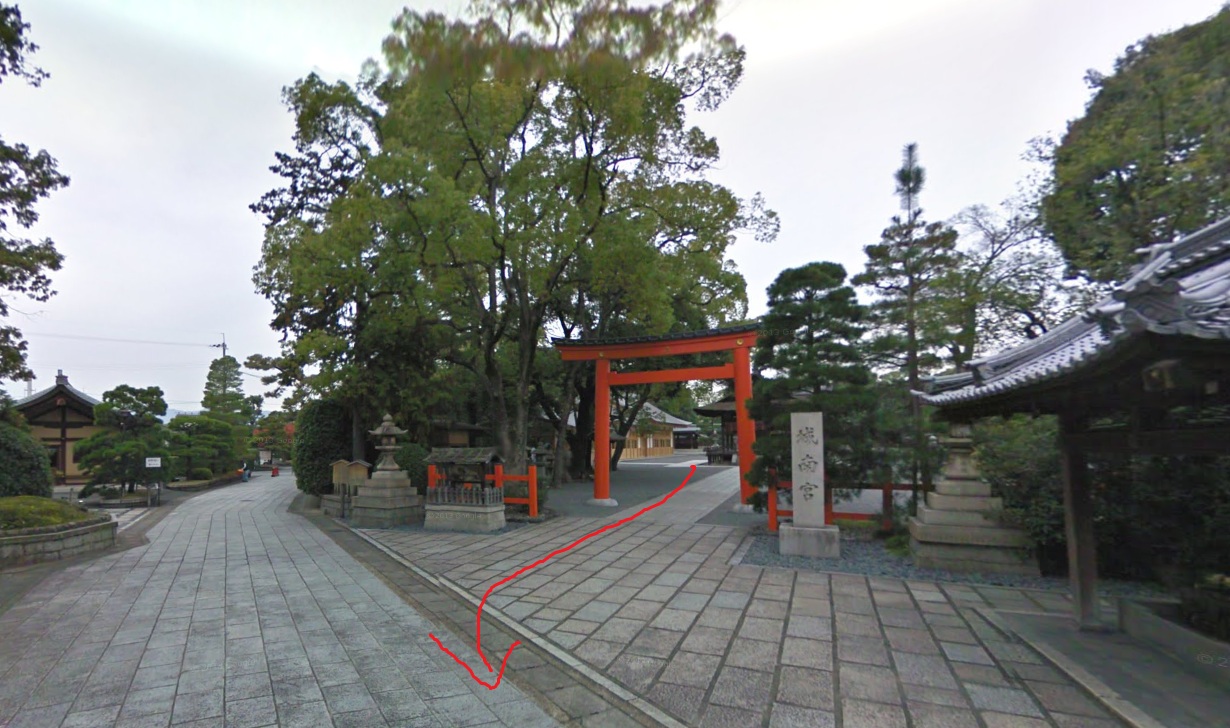 城南宮から出てきたら、前の道を左方向に進みます。