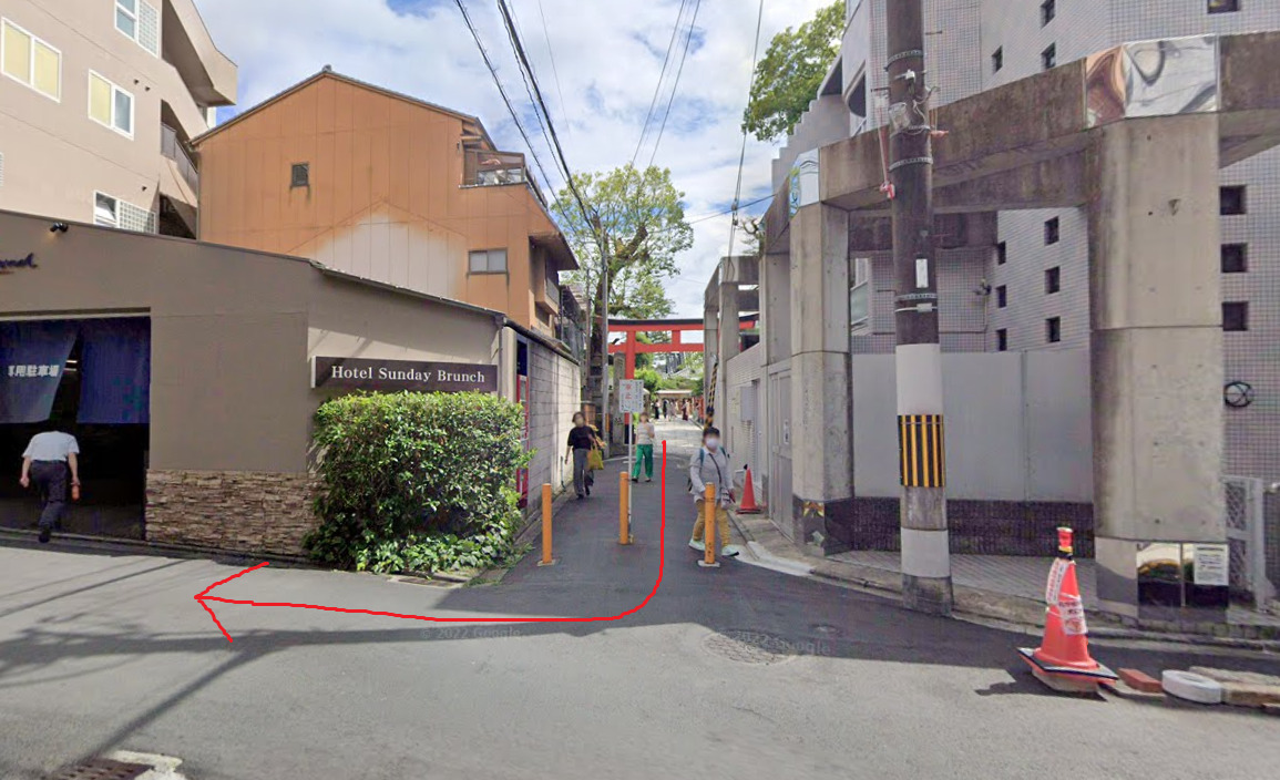 安井金比羅宮から出て、右折します。