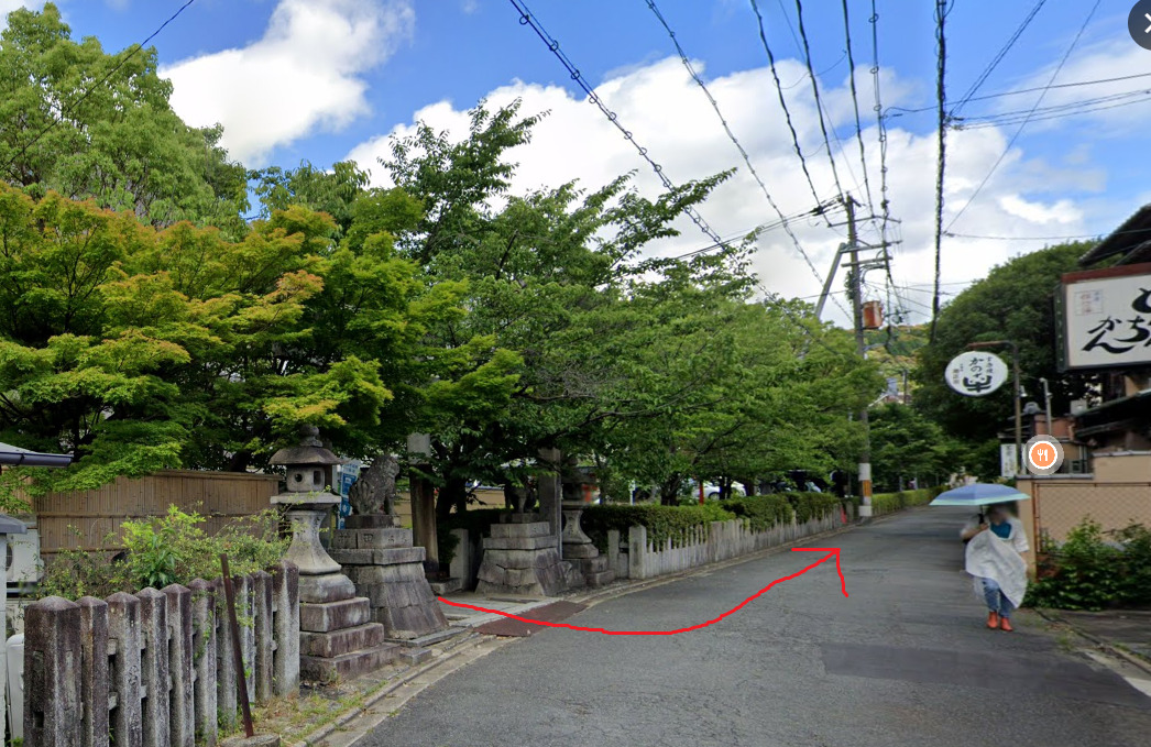 安井金比羅宮の南側の鳥居から出て、左折します。