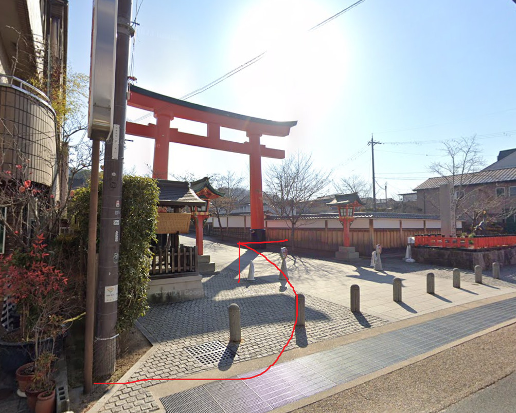 左側に、伏見稲荷神社が見えてきます。
