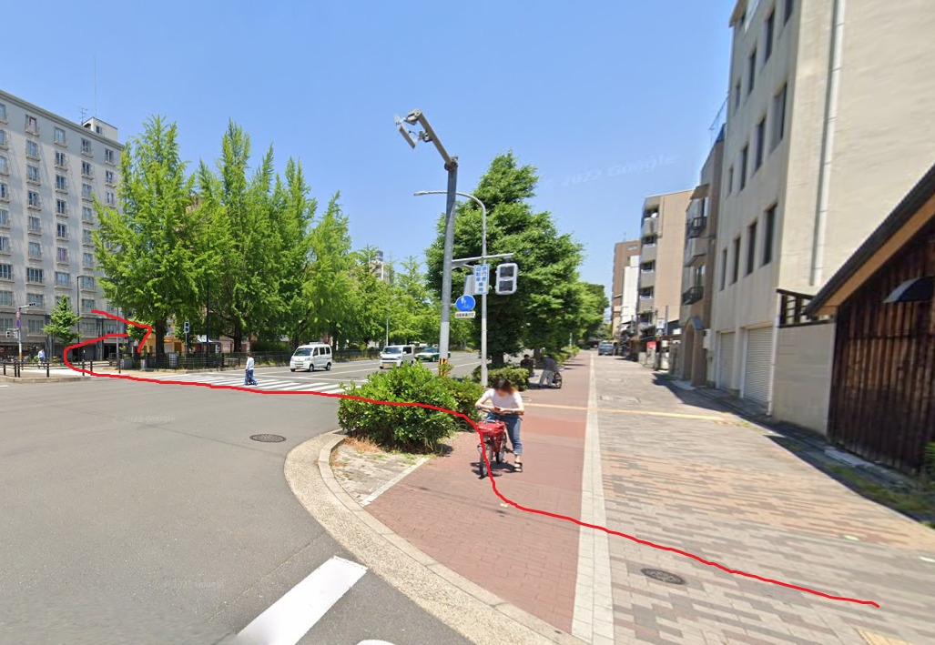 広い通りに交わりますので、横断歩道を渡って、右折します。