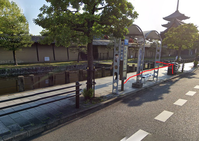 東寺南門前バス停に着いたら、東方向に進みます。東方向は、バスの進行方向になります。