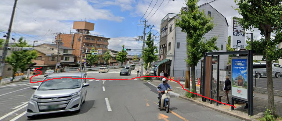 東福寺バス停から、西方向に進みます。西方向は、バスの進行方向の反対側になります。そして、横断歩道を渡り、斜め左の側道方面に進んで行きます。