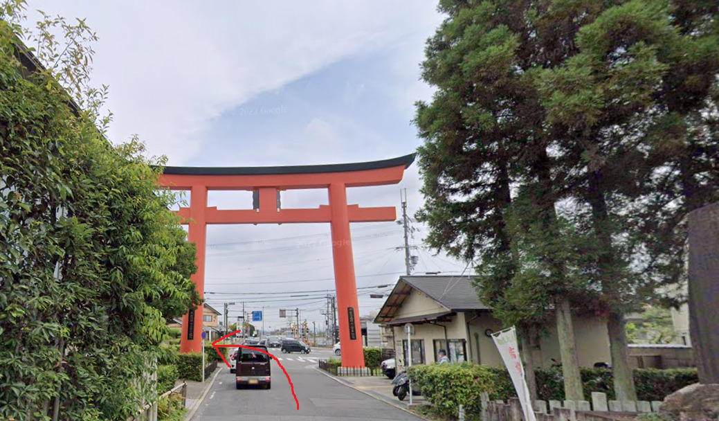 松尾大社から、真っすぐ進み、鳥居をくぐり左折します。