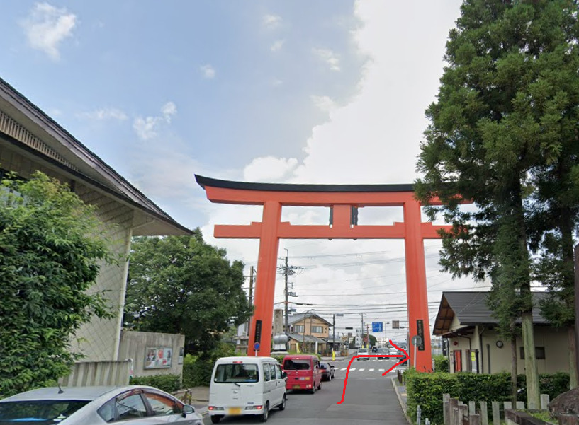 松尾大社の鳥居をくぐって、すぐ右側に、松尾大社駅が見えてきます。