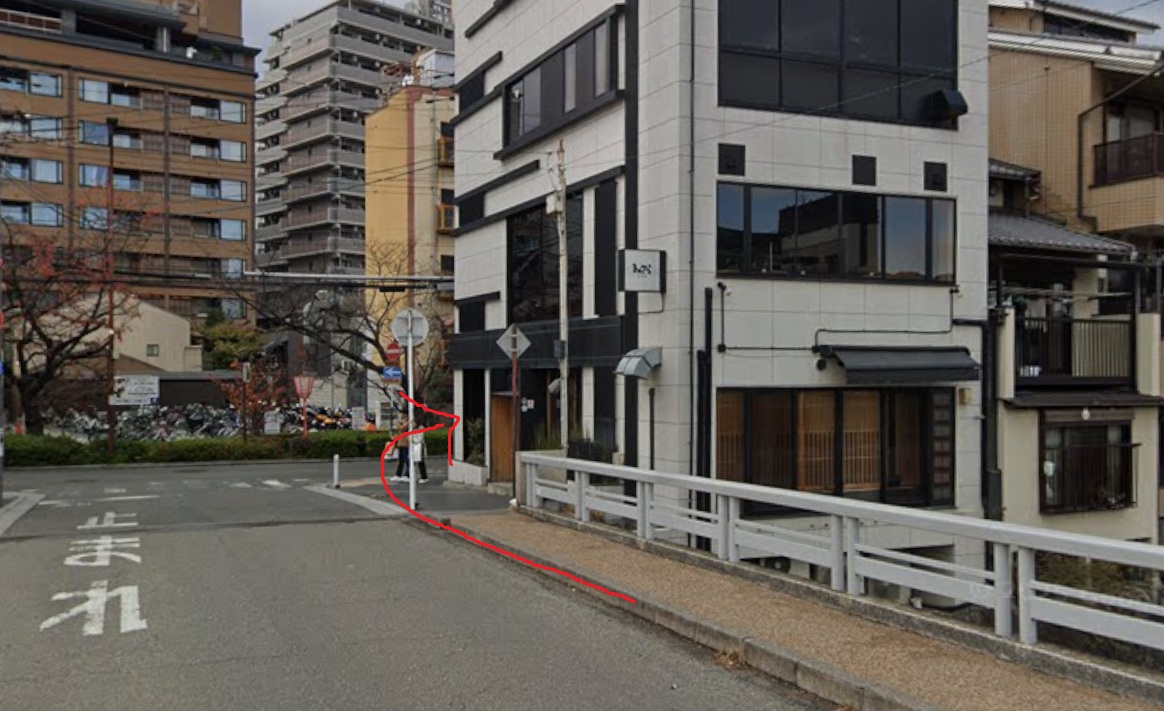 橋を渡り切ったら右折します。