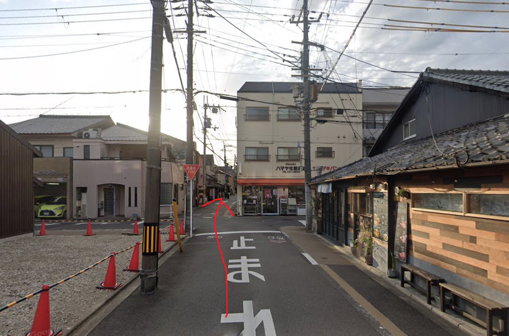 次の交差点も直進です。