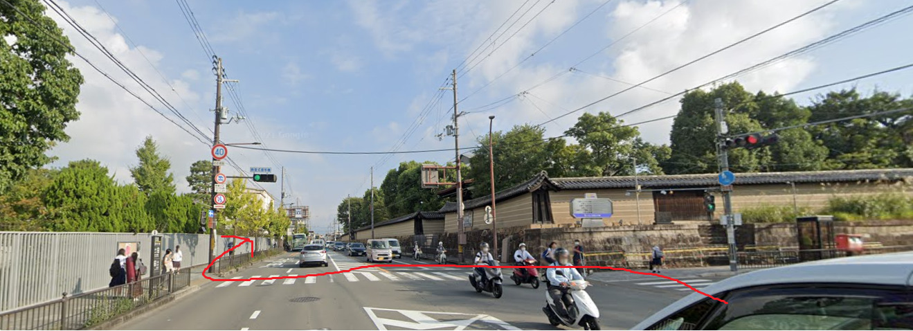 次の信号あたりで、横断歩道を渡って、反対側の歩道へ移動しておきます。