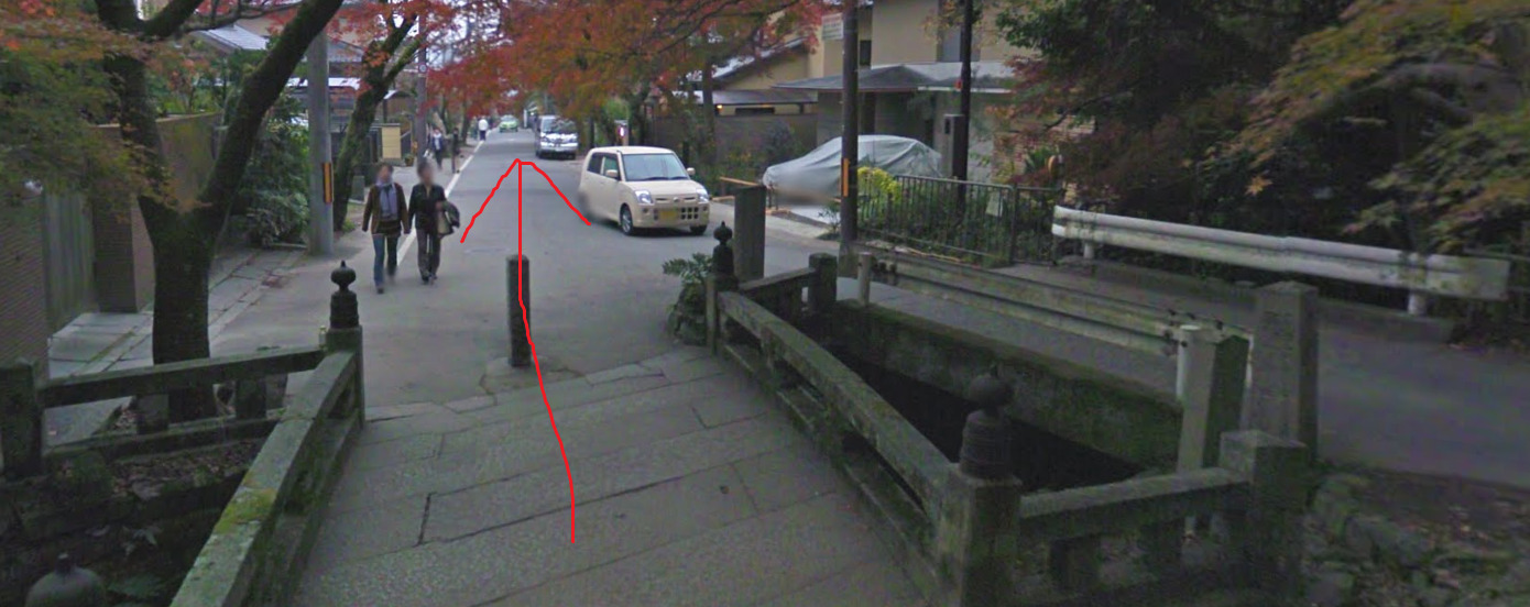 毘沙門堂の極楽橋から紹介します。極楽橋から、真っすぐ進みます。