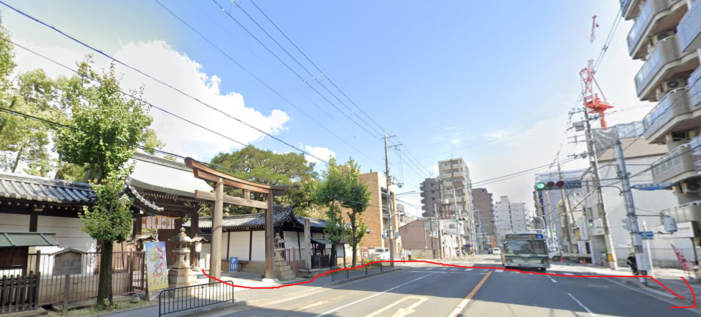 白峯神宮から、目の前の横断歩道を渡り、右折します。