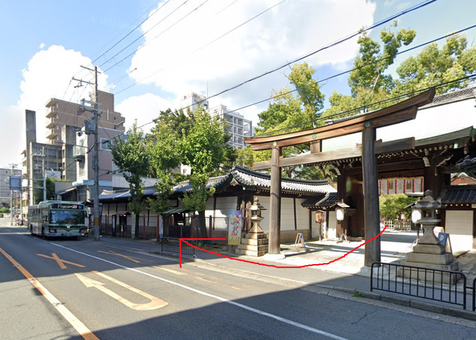 白峯神宮から出て、前の道を右方向に進みます。