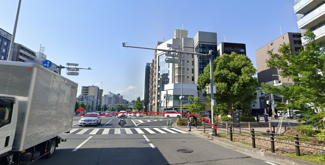 目の前の交差点の横断歩道を渡ります。