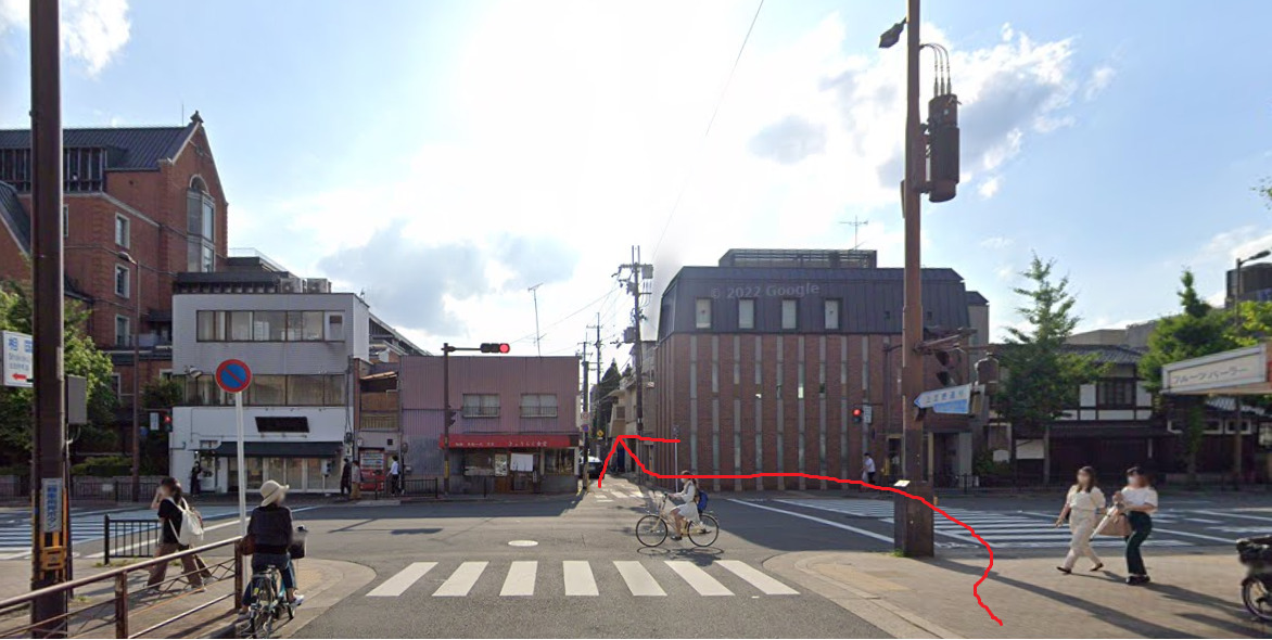 目の前の交差点も直進です。
