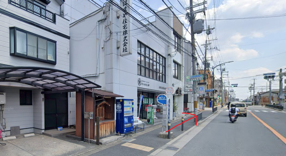 稲荷大社前バス停に着いたら、南方向に進みます。南方向は、バスの進行方向になります。