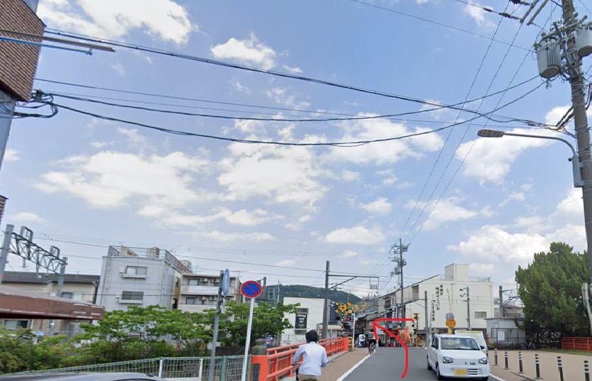 稲荷橋を渡り、真っすぐ進みます。