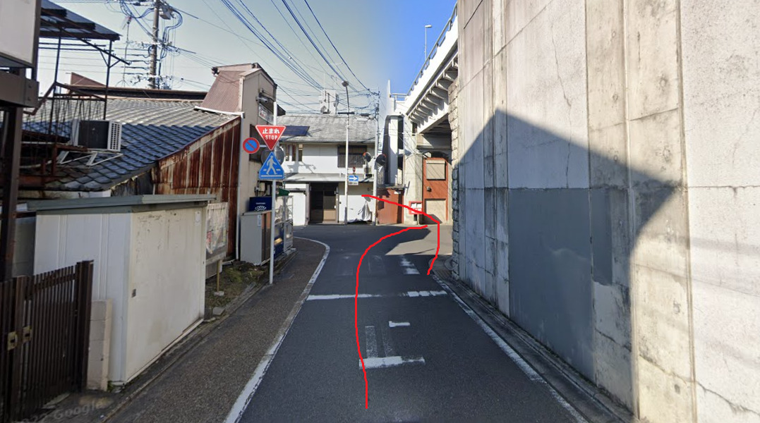 突き当りを右折します。